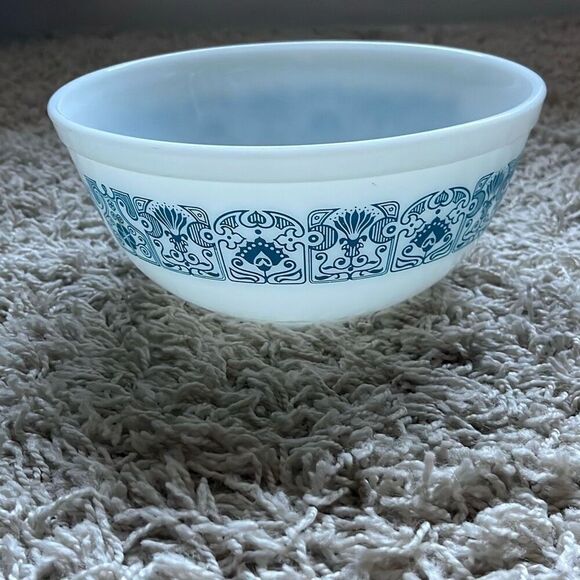 Vintage Rare Pyrex 2.5 Quart Turquoise Blue Mixing Bowl White and Blue - Picture 1 of 11
